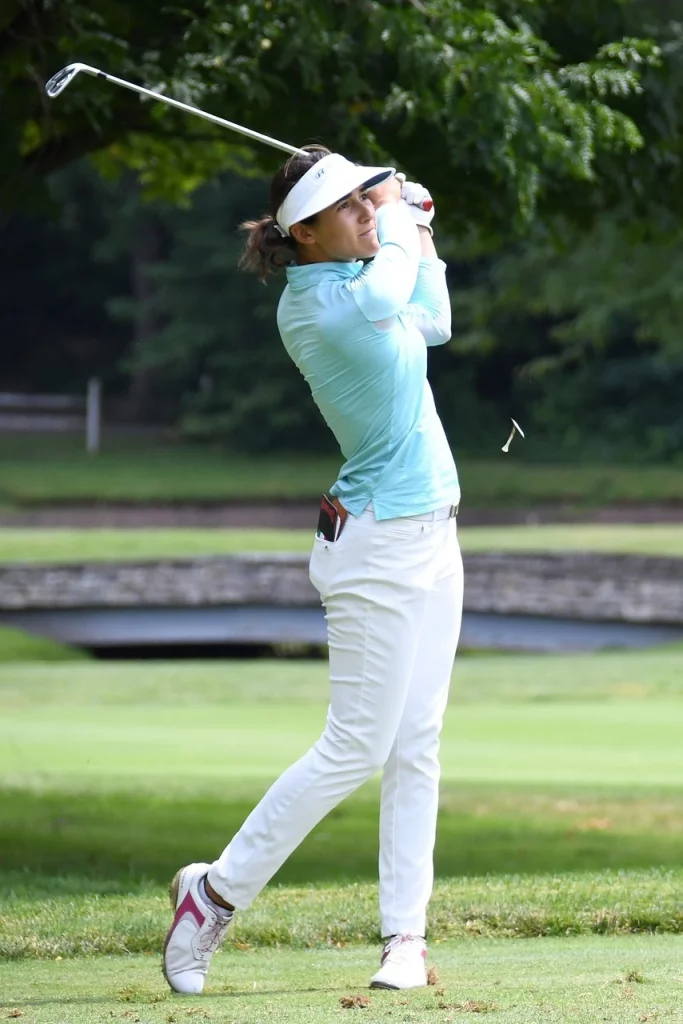 Golfista practicando para mejorar su golpe de approach al green