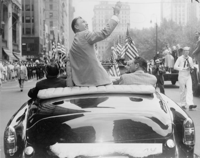 Ben Hogan sentado en la parte trasera de un coche en un desfile de bienvenida en Broadway.