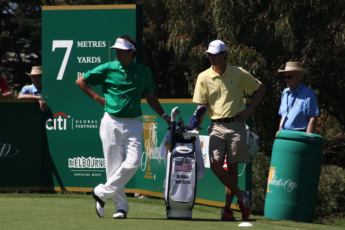Bubba Watson y su caddie Ted Scott durante la Presidents Cup 2011
