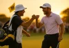 Casos de éxito en torneos con caddies Golfista y caddie celebrando una victoria en el green, abrazándose y sonriendo tras un torneo profesional de golf.