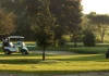 Ilustración de un campo de golf con sus zonas principales resaltadas.