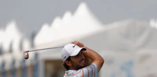 Francesco Molinari: Enfoque en la Precisión y Mejora Continua "Francesco Molinari usando un hierro para un golpe durante una práctica en el campo de golf."