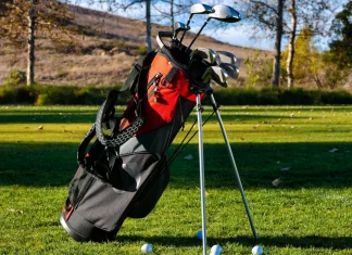 Tipos de Palos de Golf: Guía Completa para Elegir el Adecuado Bolsa de golf con diferentes palos sobre el campo
