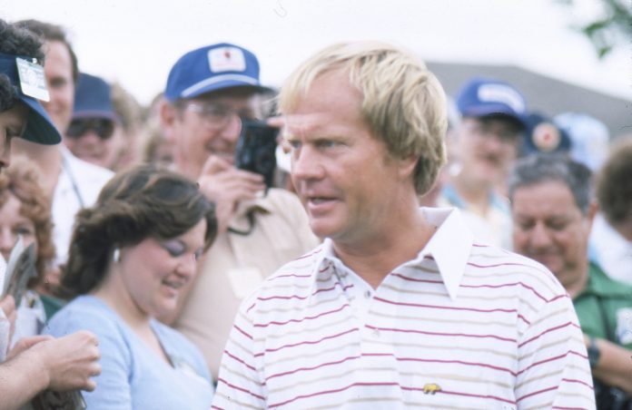 Jack Nicklaus posando para una foto, con su característico porte elegante y su sonrisa confiada, una leyenda del golf.