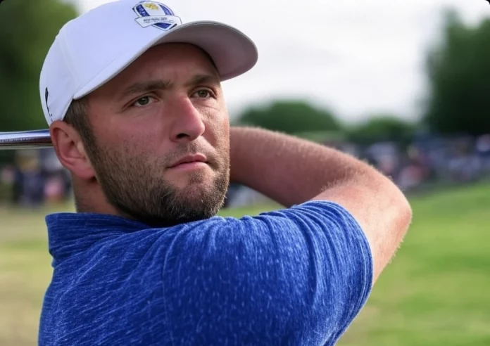 Jon Rahm en la Ryder Cup 2018, concentración total en el campo.