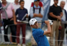 US Open 2022: Matt Fitzpatrick y su coronación en Brookline Matthew Fitzpatrick golpeando la bola con un driver desde el tee en un torneo de golf.