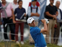 Matthew Fitzpatrick golpeando la bola con un driver desde el tee en un torneo de golf.