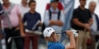 Matthew Fitzpatrick: La Ciencia Detrás de su Entrenamiento Matthew Fitzpatrick golpeando la bola con un driver desde el tee en un torneo de golf.