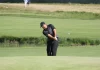 La Rutina de Entrenamiento de Patrick Reed: Disciplina, Preparación Mental y Consistencia "Patrick Reed usando un hierro para un approach durante una práctica en el campo de golf."