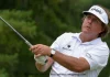 Así es jugar con Phil Mickelson, según el creador de Monday Q Info Phil Mickelson golpeando la bola con un hierro en un campo de golf.