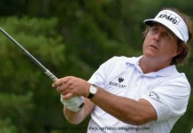 Así es jugar con Phil Mickelson, según el creador de Monday Q Info Phil Mickelson golpeando la bola con un hierro en un campo de golf.