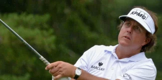 Así es jugar con Phil Mickelson, según el creador de Monday Q Info Phil Mickelson golpeando la bola con un hierro en un campo de golf.