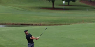 Rory McIlroy: Entrenamiento Total para un Golfista de Élite Rory McIlroy golpeando un approach con gran precisión en el campo de golf.