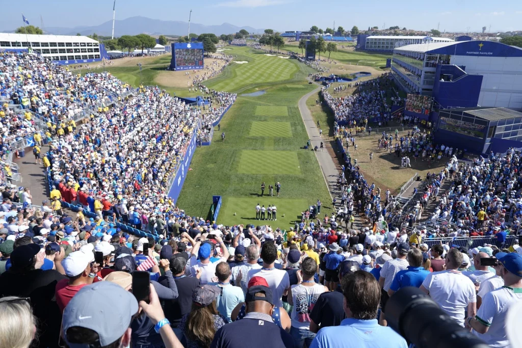 Gradas del hoyo 1 en la Ryder Cup 2023 en Marco Simone con público expectante