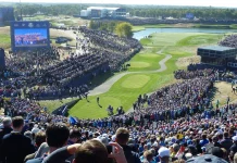 Capitanes legendarios de la Ryder Cup: de Seve a Tiger Woods "Vista del Grand Stand durante la Ryder Cup 2018, capturando la atmósfera vibrante del torneo."