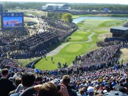 "Vista del Grand Stand durante la Ryder Cup 2018, capturando la atmósfera vibrante del torneo."