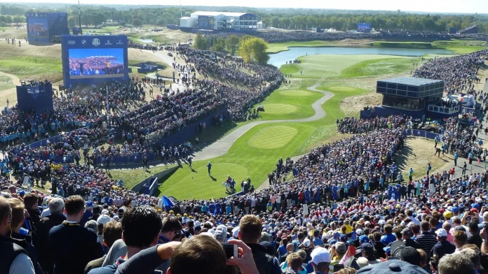 "Vista del Grand Stand durante la Ryder Cup 2018, capturando la atmósfera vibrante del torneo."