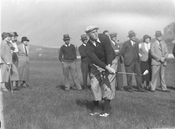 Sam Snead realizando un approach desde el rough con gran precisión.