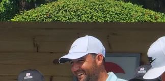 Scottie Scheffler: La Ciencia y Disciplina Detrás de su Éxito Scottie Scheffler caminando con seguridad en el campo de golf, reflejando su concentración y disciplina.