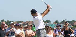 Seve Ballesteros y el arte del juego corto: Aprende con un maestro Seve Ballesteros ejecutando un poderoso golpe desde el tee con su característico estilo.