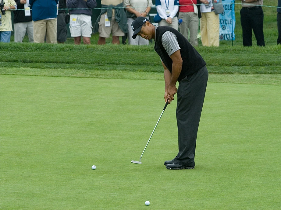 Tiger Woods putteando con técnica perfecta y enfoque total en el green