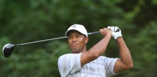 Tiger Woods: La Mentalidad y Estrategia del Mejor Golfista de Todos los Tiempos Tiger Woods ejecutando un golpe con el driver desde el tee en un torneo de golf.