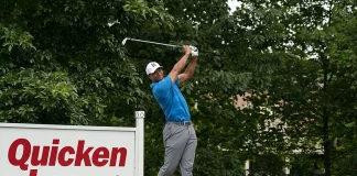 Tiger Woods: Disciplina, Entrenamiento y Nutrición de una Leyenda Tiger Woods golpeando la bola con un hierro desde el tee en un campo de golf.