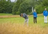 Tommy Fleetwood: La Rutina de Entrenamiento de un Golfista de Élite "Tommy Fleetwood usando un hierro durante una práctica en el campo de golf."