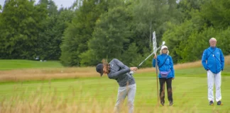 Tommy Fleetwood: La Rutina de Entrenamiento de un Golfista de Élite "Tommy Fleetwood usando un hierro durante una práctica en el campo de golf."