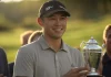 Collin Morikawa: Un Enfoque Meticuloso en su Rutina de Entrenamiento Colin Morikawa recibe su trofeo tras una victoria destacada en un torneo de golf.
