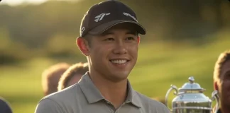 Collin Morikawa: Un Enfoque Meticuloso en su Rutina de Entrenamiento Colin Morikawa recibe su trofeo tras una victoria destacada en un torneo de golf.