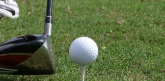 Driver en Golf: Qué es, para qué sirve y modelos recomendados Driver de golf alineado con una bola sobre el tee