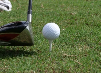 Driver en Golf: Qué es, para qué sirve y modelos recomendados Driver de golf alineado con una bola sobre el tee