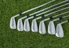 Hierros en Golf: Características, Tipos y Cuándo Usarlos Juego de hierros de golf del 3 al 9 alineados sobre el césped