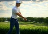 Jordan Spieth: Claves de su Entrenamiento para el Éxito en el Golf Jordan Spieth ejecutando un golpe con un hierro en el campo de golf.
