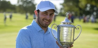 Patrick Cantlay: Un Enfoque Meticuloso en su Rutina de Entrenamiento Patrick Cantlay recibiendo un trofeo en reconocimiento a su victoria en un torneo de golf, destacando su dedicación y talento.