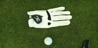 Putter Cleveland tumbado en el green con la bola preparada para el golpe.