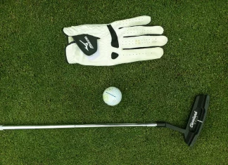 Putter en Golf: Qué es, Tipos, Características y Cómo Elegir el Mejor para Ti Putter Cleveland tumbado en el green con la bola preparada para el golpe.