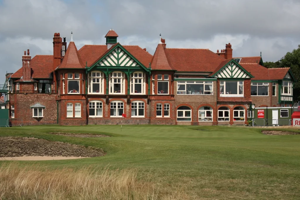 Green del hoyo 18 y casa club en Royal Lytham & St Annes, campo del Open Championship