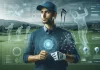Golfista en un campo futurista con gráficos de datos y tecnología avanzada.