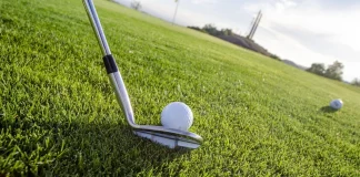 Wedges en Golf: Tipos, Usos y Cómo Elegir el Adecuado para tu Juego Corto Wedge de golf preparado para golpear la bola hacia el green en un golpe corto de aproximación