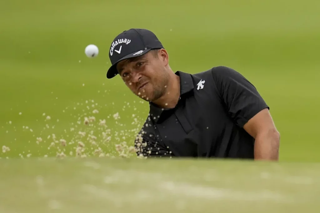 Xander Schauffele durante la segunda ronda del Players Championship 2025, luchando por mantenerse en el torneo.