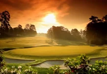 Vista del hoyo de Augusta National Golf Club desde el green, con puesta de sol y rocío en el aire.