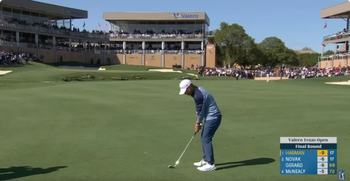 Brian Harman ejecuta su golpe de aproximación en el hoyo 18 del Valero Texas Open 2025.