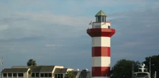 RBC Heritage 2025: Precisión, Estrategia y Tradición tras el Masters Vista del faro rojo y blanco de Harbour Town Golf Links, símbolo del hoyo 18 en Hilton Head