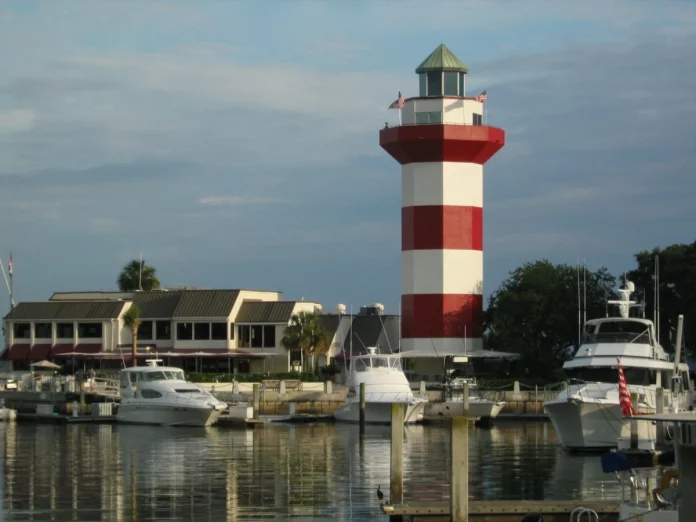 Vista del faro rojo y blanco de Harbour Town Golf Links, símbolo del hoyo 18 en Hilton Head