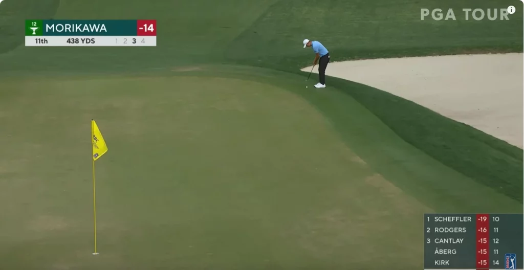 Collin Morikawa emboca desde el antegreen en el hoyo 11 durante la ronda final del RBC Heritage 2024