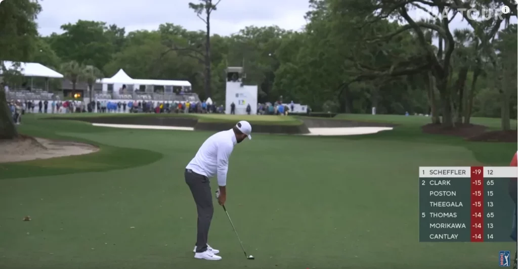 Scottie Scheffler ejecutando su golpe de aproximación en el hoyo 13 del RBC Heritage 2024