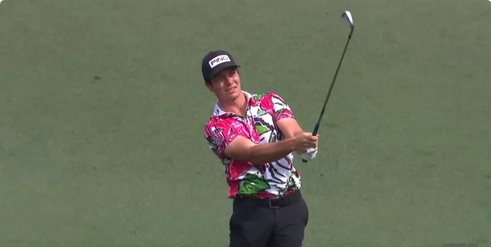 Viktor Hovland ejecutando un golpe de aproximación con hierro en el hoyo 2 del Masters de Augusta 2023