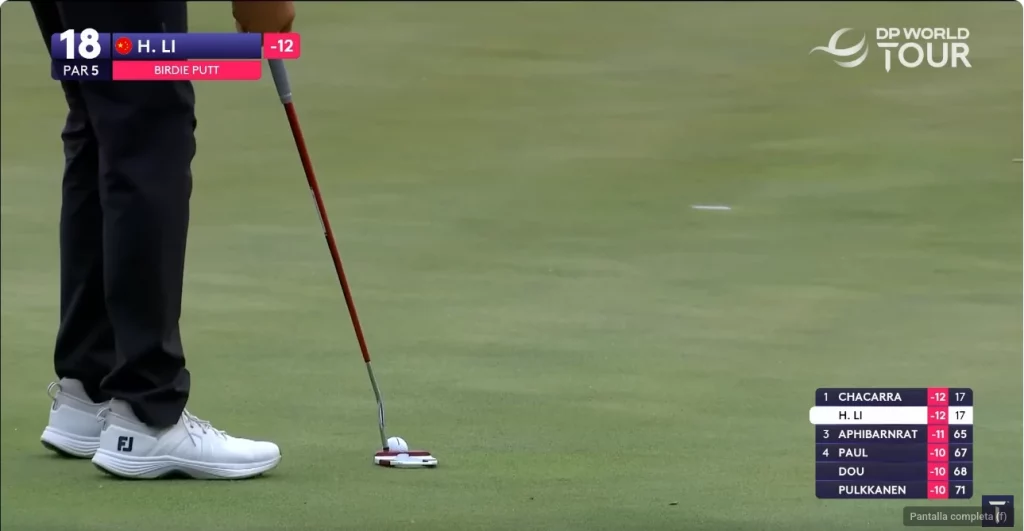 Haotong Li putteando para birdie en el hoyo 18 durante la tercera jornada del Volvo China Open 2025.